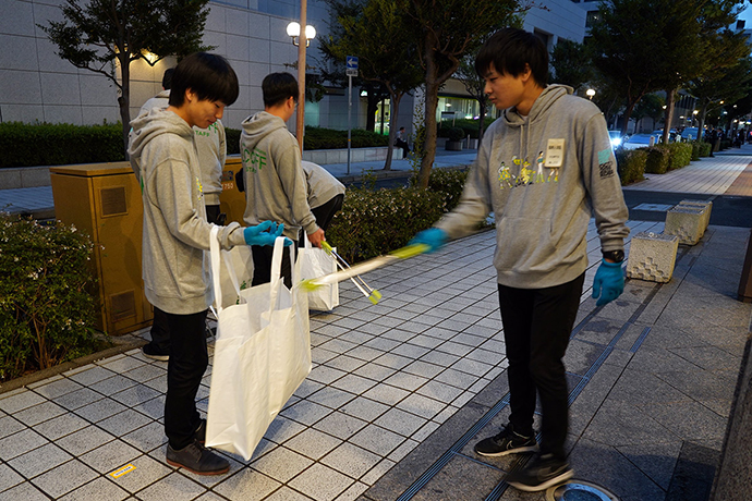雨が降った後、日が暮れてからもクリーンアップ活動をする辻ゼミナールの皆さん