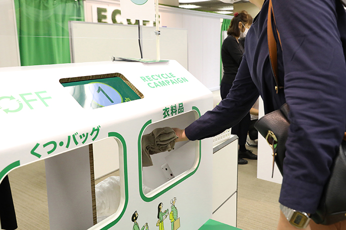 手渡しではなく、回収BOXに入れます