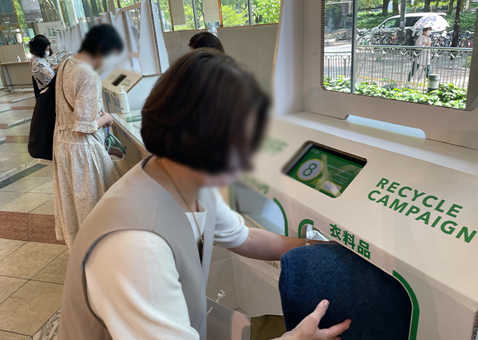 回収BOX内のセンサーで投入数をカウントし、ディスプレイに表示します