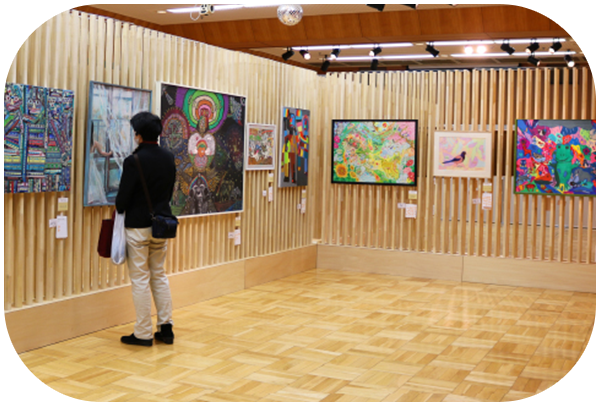 館内に展示された絵画